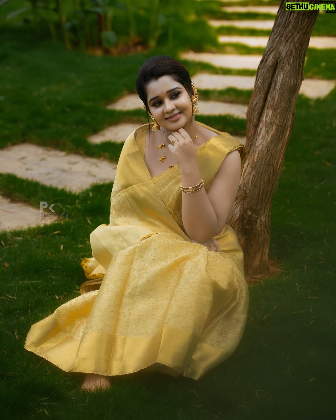 Mouna Guddemane - 69.6K Likes - Golden mood, graceful vibe ✨💛
Saree: @achchari_sarees 
Choker: @shimmerwithlove 
MUA: @makeup_by_manju_ 
Hairdo & styling : @makeover_with_manjula_ 
PC: @pkstudiophotography 
Designer : @rhythm_designer_studio 
.
.
.
#mouna #mouna_guddemane #charu #saree #ᴅʙᴏss #traditonal #kannadasong #kannada #trending #instagram #foryou #instagood