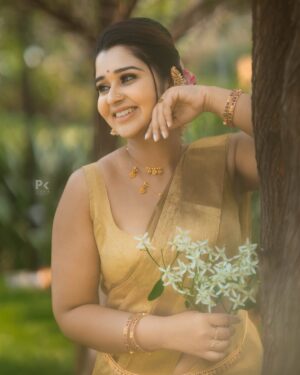 Mouna Guddemane Instagram - Golden mood, graceful vibe ✨💛
Saree: @achchari_sarees 
Choker: @shimmerwithlove 
MUA: @makeup_by_manju_ 
Hairdo & styling : @makeover_with_manjula_ 
PC: @pkstudiophotography 
Designer : @rhythm_designer_studio 
.
.
.
#mouna #mouna_guddemane #charu #saree #ᴅʙᴏss #traditonal #kannadasong #kannada #trending #instagram #foryou #instagood