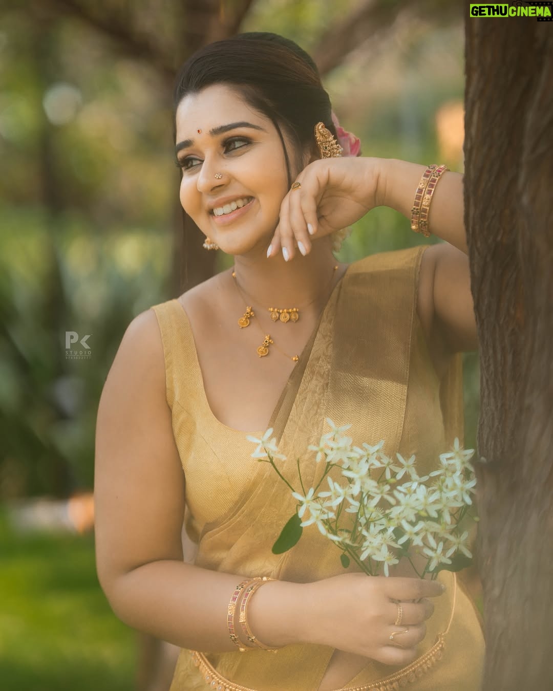 Mouna Guddemane - 69.6K Likes - Golden mood, graceful vibe ✨💛
Saree: @achchari_sarees 
Choker: @shimmerwithlove 
MUA: @makeup_by_manju_ 
Hairdo & styling : @makeover_with_manjula_ 
PC: @pkstudiophotography 
Designer : @rhythm_designer_studio 
.
.
.
#mouna #mouna_guddemane #charu #saree #ᴅʙᴏss #traditonal #kannadasong #kannada #trending #instagram #foryou #instagood
