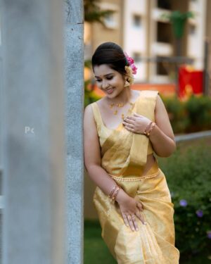 Mouna Guddemane Instagram - Golden mood, graceful vibe ✨💛
Saree: @achchari_sarees 
Choker: @shimmerwithlove 
MUA: @makeup_by_manju_ 
Hairdo & styling : @makeover_with_manjula_ 
PC: @pkstudiophotography 
Designer : @rhythm_designer_studio 
.
.
.
#mouna #mouna_guddemane #charu #saree #ᴅʙᴏss #traditonal #kannadasong #kannada #trending #instagram #foryou #instagood
