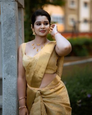 Mouna Guddemane Instagram - Golden mood, graceful vibe ✨💛
Saree: @achchari_sarees 
Choker: @shimmerwithlove 
MUA: @makeup_by_manju_ 
Hairdo & styling : @makeover_with_manjula_ 
PC: @pkstudiophotography 
Designer : @rhythm_designer_studio 
.
.
.
#mouna #mouna_guddemane #charu #saree #ᴅʙᴏss #traditonal #kannadasong #kannada #trending #instagram #foryou #instagood