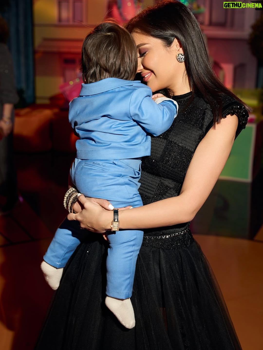Munisa Rizaeva - 278.6K Likes - Oʻgʻlimning tug‘ilgan kunidan yana bir qismni sizlar bilan baham ko‘rmoqchiman 🥳bu lahza biz birgalikda yaratadigan muhabbat, g‘amxo‘rlik va quvonch haqida❤️

Хочу поделиться ещё одним кусочком дня рождения сыночка 🥳этот момент про любовь, заботу и радость, которую мы создаём вместе❤️
