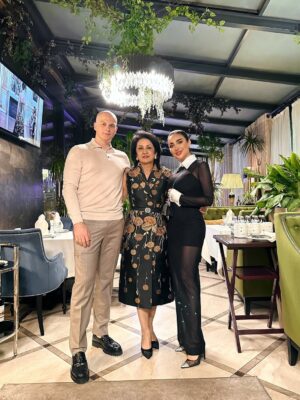 Munisa Rizaeva Instagram - Onam. Onajonim. Sevimligim. Hayotimning har qanday vaziyatida ham men bilan bir xil his-tuyg‘ularga ega bo‘lgan yagona inson. Bugun oilamizda katta bayram. Oilamizning ustuni, hayotimiz tarbiyachisi, har bir qadamimizni qo‘llab-quvvatlovchi inson bugun yana 18 yoshini nishonlamoqda. Aynan siz bizning onamiz ekanligingizdan baxtiyorman. Agar menga 1000 ta ona tanlash imkoniyati berilganida, men har doim faqat sizni tanlagan bo‘lardim. Sevaman, qadrlayman va yonimizda bo‘lganingiz uchun shunchaki tashakkur aytaman!❤️❤️❤️
Мама. Мамочка. Любимая. Единственный человек который испытывает одинаковые эмоции вместе с тобой в любой ситуации жизни. Сегодня в нашей семье большой праздник. Стержень нашей семьи, воспитатель наших жизней, человек поддерживающий каждый наш шаг, сегодня снова празднует свои 18 лет. Я счастлива что именно вы наша мама. Если бы мне дали 1000 возможностей выбора мам, я бы всегда выбирала только вас. Люблю, ценю и просто спасибо что вы рядом!❤️❤️❤️