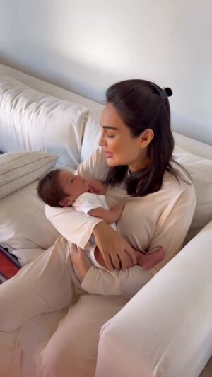 Munisa Rizaeva Instagram - Bugun seni qo‘llarimda tutib, Alloh uchun hech narsa imkonsiz emasligini angladim… Sen mening o‘g‘lim, Yaratganning menga bergan in’omisan. Mening eng sokin va eng katta baxtimsan.
Shuni bilishingni istayman-ki: sen uzoq kutilgansan. Sen uchun duolar qilingan. Birinchi nafasing eshitilmasdan oldin ham sevilgansan. Sen qalbimga mangu o‘rnashgan nursan.
O‘g‘lim, Allohdan hayoting oson va barakali bo‘lishini so‘rayman.
Har tonging qalb xotirjamligi bilan boshlansin, har kechang shukrona bilan yakunlansin. Alloh seni doimo darddan, yomonlikdan, bardosh berolmaydigan sinovlardan asrasin.
Seni eng yorug‘ yo‘llardan yurgizsin.
Senga mehribon, dono, halol inson bo‘lishingni tilayman. Qalbing doimo yumshoq, xaraktering esa kuchli bo‘lsin. Mehribon, olijanob, jasur, o‘ziga ishongan bo‘lib ulg‘aygin. Hech qachon orzu qilishdan va oldinga intilishdan to‘xtamagin. Alloh senga barcha eshiklarni ochsin.
Taqdiring yorug‘ bo‘lsin.
Hayot yo‘ling muhabbat, omad, farovonlik va Yaratganning himoyasiga to‘lsin…
Sen mening Allohga aytgan shukrlarimsan.
Sen mening qalbimsan.
Sen mening hayotim mazmunisan.
Dunyoga xush kelibsan
Hayoting go‘zal bo‘lsin, o‘g‘lim❤️
