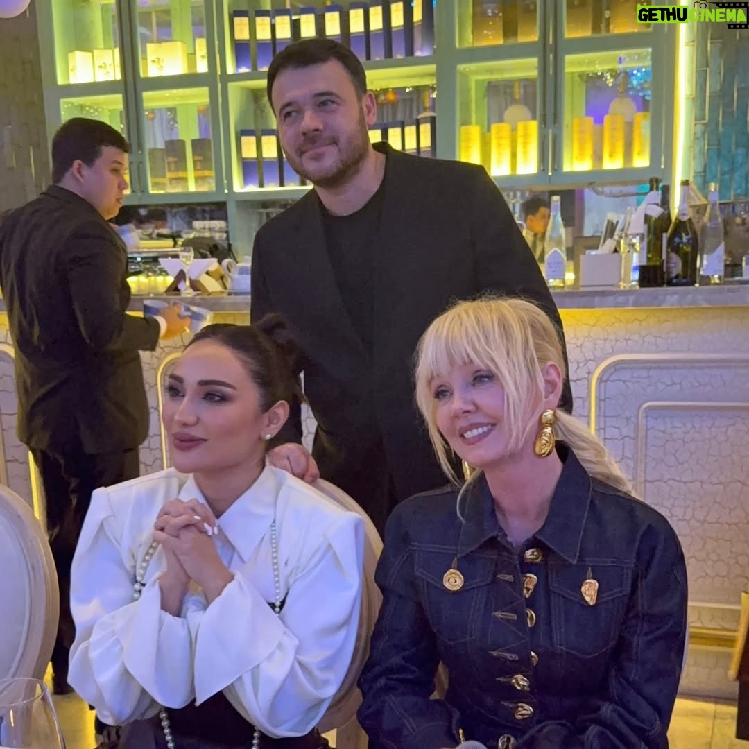 Munisa Rizaeva - 136.9K Likes - Emin Agalarovning tug‘ilgan kunidagi lavha. Aziz do‘stlarim, O‘zbekistonga xush kelibsiz ❤️
@valeriya @prigozhin_iosif @eminofficial @thegreateuropeanasian 

Фото со дня рождения Эмина Агаларова. Добро пожаловать в Узбекистан мои, дорогие друзья ❤️