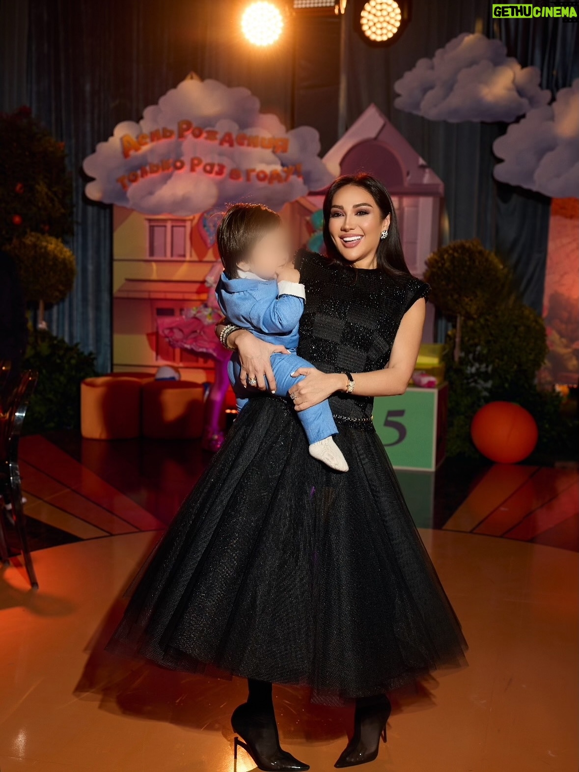 Munisa Rizaeva - 278.6K Likes - Oʻgʻlimning tug‘ilgan kunidan yana bir qismni sizlar bilan baham ko‘rmoqchiman 🥳bu lahza biz birgalikda yaratadigan muhabbat, g‘amxo‘rlik va quvonch haqida❤️

Хочу поделиться ещё одним кусочком дня рождения сыночка 🥳этот момент про любовь, заботу и радость, которую мы создаём вместе❤️