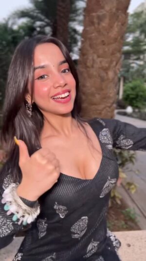 Muskan Karia Instagram - Aaj mujhe meri kaali coca
-Cola ki bottle ne bataya ki coke wala oreo bhi aata hai😍
I was as shocked as you are after knowing that a thing like Oreo wala Coca-Cola and Coca-Cola wala Oreo exists?😭 like what word are we living and even right now😋😋
but I was more surprised kyunki isske andar se white cream was red and white?? maybe for Coke colour like Coca-Cola goes by red, so they try to include all the colours in which was actually cool if you think about it🤪so unique and so nice, jab mai khudse #honestfeedback  ya #review deti hoon on the #snackreview 😚
I would always tell you that I try it so you don’t have to spend like 400 ₹500 on things like this, a reason, Muskan karia is ₹50 Lakhs 🤑 a month, so I can do this for you (that was sarcasm btw) 😭
 love this love watching the edit you guys make me wait. I was talking about the food, I was talking about #oreo and #cocacola I don’t even know how my mind is so ADHD at this point😭
This happened with you or is it just me anyway it was a sweet heart that tangy hit and had a little to my surprise a little salt 🧂 It was quite nice, but obviously for ₹400😤 I don’t think it’s something I would have again, and if you’re still reading throughout my whole attention diversion topic of a caption. I want to give you a kiss, so comment 🖤🖤 for flying kiss💋 
Love you babes