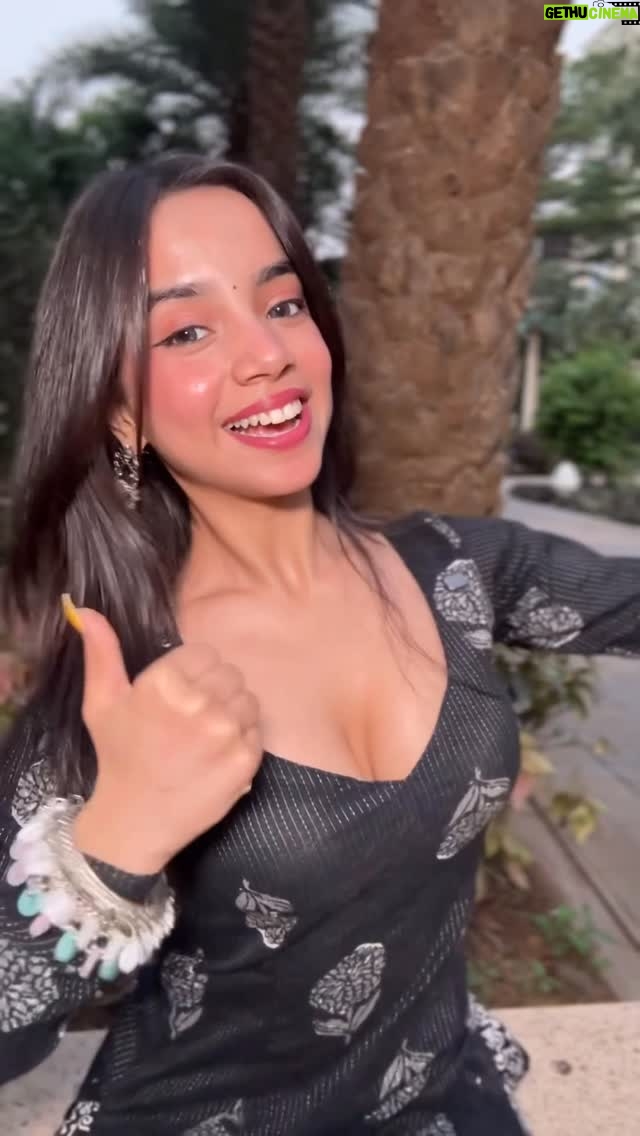 Muskan Karia - 61.1K Likes - Aaj mujhe meri kaali coca
-Cola ki bottle ne bataya ki coke wala oreo bhi aata hai😍
I was as shocked as you are after knowing that a thing like Oreo wala Coca-Cola and Coca-Cola wala Oreo exists?😭 like what word are we living and even right now😋😋
but I was more surprised kyunki isske andar se white cream was red and white?? maybe for Coke colour like Coca-Cola goes by red, so they try to include all the colours in which was actually cool if you think about it🤪so unique and so nice, jab mai khudse #honestfeedback  ya #review deti hoon on the #snackreview 😚
I would always tell you that I try it so you don’t have to spend like 400 ₹500 on things like this, a reason, Muskan karia is ₹50 Lakhs 🤑 a month, so I can do this for you (that was sarcasm btw) 😭
 love this love watching the edit you guys make me wait. I was talking about the food, I was talking about #oreo and #cocacola I don’t even know how my mind is so ADHD at this point😭
This happened with you or is it just me anyway it was a sweet heart that tangy hit and had a little to my surprise a little salt 🧂 It was quite nice, but obviously for ₹400😤 I don’t think it’s something I would have again, and if you’re still reading throughout my whole attention diversion topic of a caption. I want to give you a kiss, so comment 🖤🖤 for flying kiss💋 
Love you babes