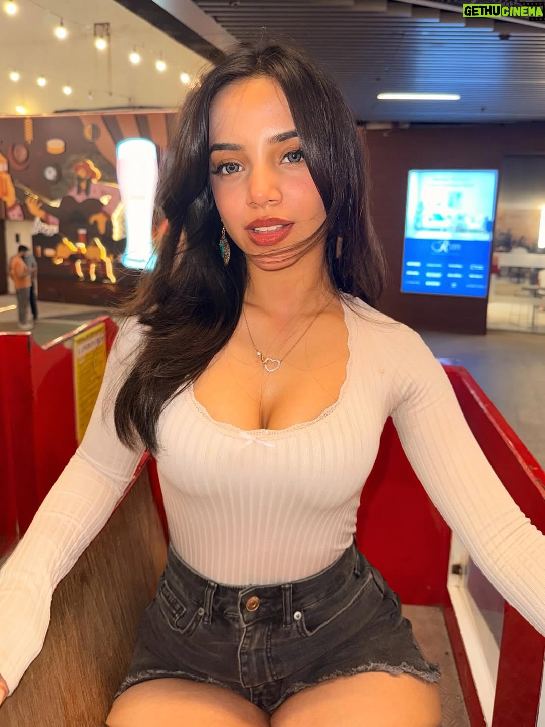 Muskan Karia - 45.7K Likes - Zindagi ki peheli solo date🥰❤️