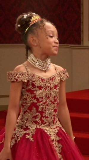 Mykal-Michelle Harris Instagram - Alice is at it again!!! Part TWO of our season 6 premiere coming this Sunday!!! Come join us on @disneychannel at 8pm local programming and see how we finish Rae-cationing. 🤣🤣. #alice #kimraisingkim #disneychannel #disneykid #ravenshome #disney #london #dutchess