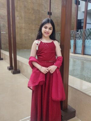 Myra and Kiara Instagram - How do I look in this laal rang?? ❤️❤️🧿
#Desi look #festive #indianoutfit