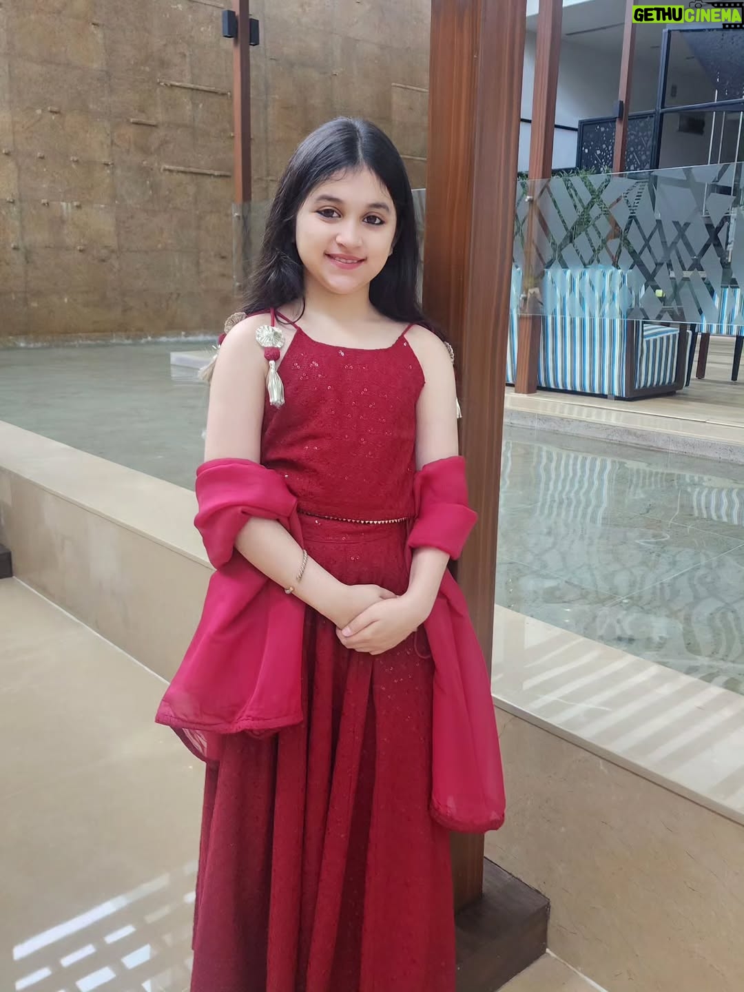 Myra and Kiara - 12.3K Likes - How do I look in this laal rang?? ❤️❤️🧿
#Desi look #festive #indianoutfit
