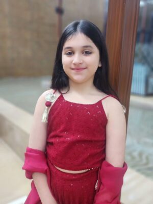Myra and Kiara Instagram - How do I look in this laal rang?? ❤️❤️🧿
#Desi look #festive #indianoutfit
