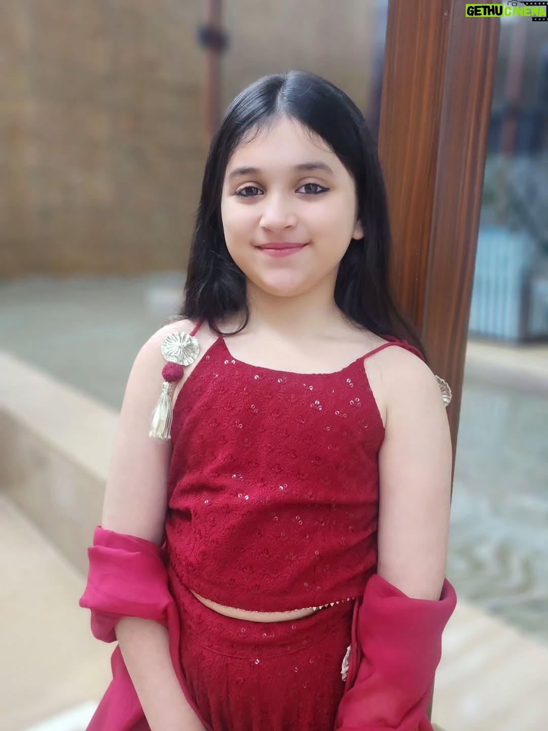 Myra and Kiara - 12.3K Likes - How do I look in this laal rang?? ❤️❤️🧿
#Desi look #festive #indianoutfit