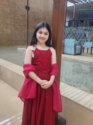 Myra and Kiara Instagram - How do I look in this laal rang?? ❤️❤️🧿
#Desi look #festive #indianoutfit