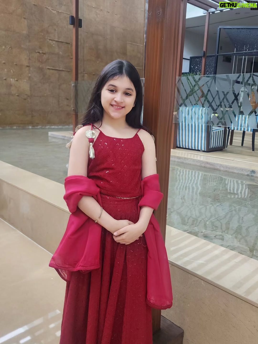 Myra and Kiara - 12.3K Likes - How do I look in this laal rang?? ❤️❤️🧿
#Desi look #festive #indianoutfit