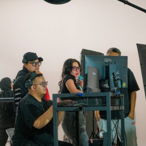 Nabila Putri Instagram - Passion work seperti ini yang selalu bikin aku lupa waktu.lagi lagii harus menghandle @arielnoah kali ini dengan si grumpy @azchatobing .
Kerjaannya marah-marah… tapi marah artistik. Marah tapi nurut. Marah tapi perfeksionis.
Pokoknya kalau akuu bilang, “Sebentar, ini kurang,” ya siap-siap… dia ngegas kayaaa motorduatakk
Di balik semua itu, kita sebenarnya ketawa terus.
Ariel yang kakinya lagi pincang, tapi masih bisa nyengir, still posing like a champ.
Dan aku?
Tentu saja peranku jelas: badut lalalayeyeye
Selalu berhasil bikin mereka tertawa bahkan ketika sudah capek setengah mati.
"Kadang aku lupa, apakah aku ini producer, talent… atau stand-up comedian "
Tapi seperti biasa… hal-hal kecil di lapangan inilah yang bikin kerja terasa hidup, Perfect lighting , positif vibe , chaos, grumpy, tapi hasilnya tetap bikin bangga.
Dan yang paling manis hari itu?
Waktu kerja sudah mau selesai, tiba-tiba tim datang bawa surprise kecil.
Untuk ulang tahunku yang… ya sudah lewat, sudah berlalu , tapi mereka tetap hangat dan berisik
Warm. Simple. Tapi bikin hati meleleh.
This is the kind of work I love.