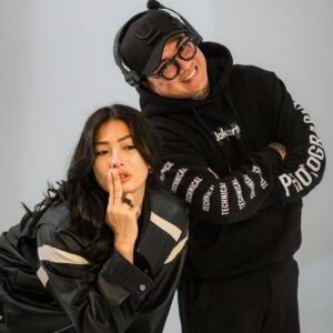 Nabila Putri Instagram - Passion work seperti ini yang selalu bikin aku lupa waktu.lagi lagii harus menghandle @arielnoah kali ini dengan si grumpy @azchatobing .
Kerjaannya marah-marah… tapi marah artistik. Marah tapi nurut. Marah tapi perfeksionis.
Pokoknya kalau akuu bilang, “Sebentar, ini kurang,” ya siap-siap… dia ngegas kayaaa motorduatakk
Di balik semua itu, kita sebenarnya ketawa terus.
Ariel yang kakinya lagi pincang, tapi masih bisa nyengir, still posing like a champ.
Dan aku?
Tentu saja peranku jelas: badut lalalayeyeye
Selalu berhasil bikin mereka tertawa bahkan ketika sudah capek setengah mati.
"Kadang aku lupa, apakah aku ini producer, talent… atau stand-up comedian "
Tapi seperti biasa… hal-hal kecil di lapangan inilah yang bikin kerja terasa hidup, Perfect lighting , positif vibe , chaos, grumpy, tapi hasilnya tetap bikin bangga.
Dan yang paling manis hari itu?
Waktu kerja sudah mau selesai, tiba-tiba tim datang bawa surprise kecil.
Untuk ulang tahunku yang… ya sudah lewat, sudah berlalu , tapi mereka tetap hangat dan berisik
Warm. Simple. Tapi bikin hati meleleh.
This is the kind of work I love.