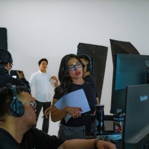 Nabila Putri Instagram - Passion work seperti ini yang selalu bikin aku lupa waktu.lagi lagii harus menghandle @arielnoah kali ini dengan si grumpy @azchatobing .
Kerjaannya marah-marah… tapi marah artistik. Marah tapi nurut. Marah tapi perfeksionis.
Pokoknya kalau akuu bilang, “Sebentar, ini kurang,” ya siap-siap… dia ngegas kayaaa motorduatakk
Di balik semua itu, kita sebenarnya ketawa terus.
Ariel yang kakinya lagi pincang, tapi masih bisa nyengir, still posing like a champ.
Dan aku?
Tentu saja peranku jelas: badut lalalayeyeye
Selalu berhasil bikin mereka tertawa bahkan ketika sudah capek setengah mati.
"Kadang aku lupa, apakah aku ini producer, talent… atau stand-up comedian "
Tapi seperti biasa… hal-hal kecil di lapangan inilah yang bikin kerja terasa hidup, Perfect lighting , positif vibe , chaos, grumpy, tapi hasilnya tetap bikin bangga.
Dan yang paling manis hari itu?
Waktu kerja sudah mau selesai, tiba-tiba tim datang bawa surprise kecil.
Untuk ulang tahunku yang… ya sudah lewat, sudah berlalu , tapi mereka tetap hangat dan berisik
Warm. Simple. Tapi bikin hati meleleh.
This is the kind of work I love.