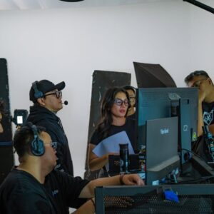 Nabila Putri Instagram - Passion work seperti ini yang selalu bikin aku lupa waktu.lagi lagii harus menghandle @arielnoah kali ini dengan si grumpy @azchatobing .
Kerjaannya marah-marah… tapi marah artistik. Marah tapi nurut. Marah tapi perfeksionis.
Pokoknya kalau akuu bilang, “Sebentar, ini kurang,” ya siap-siap… dia ngegas kayaaa motorduatakk
Di balik semua itu, kita sebenarnya ketawa terus.
Ariel yang kakinya lagi pincang, tapi masih bisa nyengir, still posing like a champ.
Dan aku?
Tentu saja peranku jelas: badut lalalayeyeye
Selalu berhasil bikin mereka tertawa bahkan ketika sudah capek setengah mati.
"Kadang aku lupa, apakah aku ini producer, talent… atau stand-up comedian "
Tapi seperti biasa… hal-hal kecil di lapangan inilah yang bikin kerja terasa hidup, Perfect lighting , positif vibe , chaos, grumpy, tapi hasilnya tetap bikin bangga.
Dan yang paling manis hari itu?
Waktu kerja sudah mau selesai, tiba-tiba tim datang bawa surprise kecil.
Untuk ulang tahunku yang… ya sudah lewat, sudah berlalu , tapi mereka tetap hangat dan berisik
Warm. Simple. Tapi bikin hati meleleh.
This is the kind of work I love.