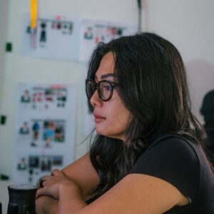 Nabila Putri Instagram - Passion work seperti ini yang selalu bikin aku lupa waktu.lagi lagii harus menghandle @arielnoah kali ini dengan si grumpy @azchatobing .
Kerjaannya marah-marah… tapi marah artistik. Marah tapi nurut. Marah tapi perfeksionis.
Pokoknya kalau akuu bilang, “Sebentar, ini kurang,” ya siap-siap… dia ngegas kayaaa motorduatakk
Di balik semua itu, kita sebenarnya ketawa terus.
Ariel yang kakinya lagi pincang, tapi masih bisa nyengir, still posing like a champ.
Dan aku?
Tentu saja peranku jelas: badut lalalayeyeye
Selalu berhasil bikin mereka tertawa bahkan ketika sudah capek setengah mati.
"Kadang aku lupa, apakah aku ini producer, talent… atau stand-up comedian "
Tapi seperti biasa… hal-hal kecil di lapangan inilah yang bikin kerja terasa hidup, Perfect lighting , positif vibe , chaos, grumpy, tapi hasilnya tetap bikin bangga.
Dan yang paling manis hari itu?
Waktu kerja sudah mau selesai, tiba-tiba tim datang bawa surprise kecil.
Untuk ulang tahunku yang… ya sudah lewat, sudah berlalu , tapi mereka tetap hangat dan berisik
Warm. Simple. Tapi bikin hati meleleh.
This is the kind of work I love.