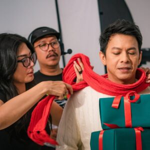 Nabila Putri Instagram - Passion work seperti ini yang selalu bikin aku lupa waktu.lagi lagii harus menghandle @arielnoah kali ini dengan si grumpy @azchatobing .
Kerjaannya marah-marah… tapi marah artistik. Marah tapi nurut. Marah tapi perfeksionis.
Pokoknya kalau akuu bilang, “Sebentar, ini kurang,” ya siap-siap… dia ngegas kayaaa motorduatakk
Di balik semua itu, kita sebenarnya ketawa terus.
Ariel yang kakinya lagi pincang, tapi masih bisa nyengir, still posing like a champ.
Dan aku?
Tentu saja peranku jelas: badut lalalayeyeye
Selalu berhasil bikin mereka tertawa bahkan ketika sudah capek setengah mati.
"Kadang aku lupa, apakah aku ini producer, talent… atau stand-up comedian "
Tapi seperti biasa… hal-hal kecil di lapangan inilah yang bikin kerja terasa hidup, Perfect lighting , positif vibe , chaos, grumpy, tapi hasilnya tetap bikin bangga.
Dan yang paling manis hari itu?
Waktu kerja sudah mau selesai, tiba-tiba tim datang bawa surprise kecil.
Untuk ulang tahunku yang… ya sudah lewat, sudah berlalu , tapi mereka tetap hangat dan berisik
Warm. Simple. Tapi bikin hati meleleh.
This is the kind of work I love.