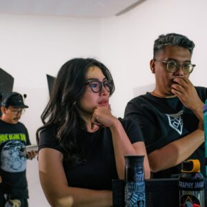 Nabila Putri Instagram - Passion work seperti ini yang selalu bikin aku lupa waktu.lagi lagii harus menghandle @arielnoah kali ini dengan si grumpy @azchatobing .
Kerjaannya marah-marah… tapi marah artistik. Marah tapi nurut. Marah tapi perfeksionis.
Pokoknya kalau akuu bilang, “Sebentar, ini kurang,” ya siap-siap… dia ngegas kayaaa motorduatakk
Di balik semua itu, kita sebenarnya ketawa terus.
Ariel yang kakinya lagi pincang, tapi masih bisa nyengir, still posing like a champ.
Dan aku?
Tentu saja peranku jelas: badut lalalayeyeye
Selalu berhasil bikin mereka tertawa bahkan ketika sudah capek setengah mati.
"Kadang aku lupa, apakah aku ini producer, talent… atau stand-up comedian "
Tapi seperti biasa… hal-hal kecil di lapangan inilah yang bikin kerja terasa hidup, Perfect lighting , positif vibe , chaos, grumpy, tapi hasilnya tetap bikin bangga.
Dan yang paling manis hari itu?
Waktu kerja sudah mau selesai, tiba-tiba tim datang bawa surprise kecil.
Untuk ulang tahunku yang… ya sudah lewat, sudah berlalu , tapi mereka tetap hangat dan berisik
Warm. Simple. Tapi bikin hati meleleh.
This is the kind of work I love.
