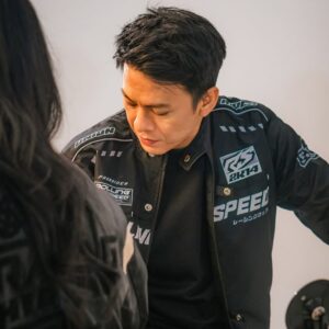 Nabila Putri Instagram - Passion work seperti ini yang selalu bikin aku lupa waktu.lagi lagii harus menghandle @arielnoah kali ini dengan si grumpy @azchatobing .
Kerjaannya marah-marah… tapi marah artistik. Marah tapi nurut. Marah tapi perfeksionis.
Pokoknya kalau akuu bilang, “Sebentar, ini kurang,” ya siap-siap… dia ngegas kayaaa motorduatakk
Di balik semua itu, kita sebenarnya ketawa terus.
Ariel yang kakinya lagi pincang, tapi masih bisa nyengir, still posing like a champ.
Dan aku?
Tentu saja peranku jelas: badut lalalayeyeye
Selalu berhasil bikin mereka tertawa bahkan ketika sudah capek setengah mati.
"Kadang aku lupa, apakah aku ini producer, talent… atau stand-up comedian "
Tapi seperti biasa… hal-hal kecil di lapangan inilah yang bikin kerja terasa hidup, Perfect lighting , positif vibe , chaos, grumpy, tapi hasilnya tetap bikin bangga.
Dan yang paling manis hari itu?
Waktu kerja sudah mau selesai, tiba-tiba tim datang bawa surprise kecil.
Untuk ulang tahunku yang… ya sudah lewat, sudah berlalu , tapi mereka tetap hangat dan berisik
Warm. Simple. Tapi bikin hati meleleh.
This is the kind of work I love.