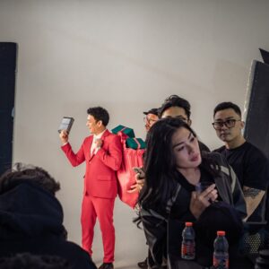 Nabila Putri Instagram - Passion work seperti ini yang selalu bikin aku lupa waktu.lagi lagii harus menghandle @arielnoah kali ini dengan si grumpy @azchatobing .
Kerjaannya marah-marah… tapi marah artistik. Marah tapi nurut. Marah tapi perfeksionis.
Pokoknya kalau akuu bilang, “Sebentar, ini kurang,” ya siap-siap… dia ngegas kayaaa motorduatakk
Di balik semua itu, kita sebenarnya ketawa terus.
Ariel yang kakinya lagi pincang, tapi masih bisa nyengir, still posing like a champ.
Dan aku?
Tentu saja peranku jelas: badut lalalayeyeye
Selalu berhasil bikin mereka tertawa bahkan ketika sudah capek setengah mati.
"Kadang aku lupa, apakah aku ini producer, talent… atau stand-up comedian "
Tapi seperti biasa… hal-hal kecil di lapangan inilah yang bikin kerja terasa hidup, Perfect lighting , positif vibe , chaos, grumpy, tapi hasilnya tetap bikin bangga.
Dan yang paling manis hari itu?
Waktu kerja sudah mau selesai, tiba-tiba tim datang bawa surprise kecil.
Untuk ulang tahunku yang… ya sudah lewat, sudah berlalu , tapi mereka tetap hangat dan berisik
Warm. Simple. Tapi bikin hati meleleh.
This is the kind of work I love.