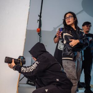 Nabila Putri Instagram - Passion work seperti ini yang selalu bikin aku lupa waktu.lagi lagii harus menghandle @arielnoah kali ini dengan si grumpy @azchatobing .
Kerjaannya marah-marah… tapi marah artistik. Marah tapi nurut. Marah tapi perfeksionis.
Pokoknya kalau akuu bilang, “Sebentar, ini kurang,” ya siap-siap… dia ngegas kayaaa motorduatakk
Di balik semua itu, kita sebenarnya ketawa terus.
Ariel yang kakinya lagi pincang, tapi masih bisa nyengir, still posing like a champ.
Dan aku?
Tentu saja peranku jelas: badut lalalayeyeye
Selalu berhasil bikin mereka tertawa bahkan ketika sudah capek setengah mati.
"Kadang aku lupa, apakah aku ini producer, talent… atau stand-up comedian "
Tapi seperti biasa… hal-hal kecil di lapangan inilah yang bikin kerja terasa hidup, Perfect lighting , positif vibe , chaos, grumpy, tapi hasilnya tetap bikin bangga.
Dan yang paling manis hari itu?
Waktu kerja sudah mau selesai, tiba-tiba tim datang bawa surprise kecil.
Untuk ulang tahunku yang… ya sudah lewat, sudah berlalu , tapi mereka tetap hangat dan berisik
Warm. Simple. Tapi bikin hati meleleh.
This is the kind of work I love.