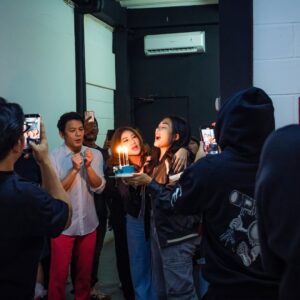 Nabila Putri Instagram - Passion work seperti ini yang selalu bikin aku lupa waktu.lagi lagii harus menghandle @arielnoah kali ini dengan si grumpy @azchatobing .
Kerjaannya marah-marah… tapi marah artistik. Marah tapi nurut. Marah tapi perfeksionis.
Pokoknya kalau akuu bilang, “Sebentar, ini kurang,” ya siap-siap… dia ngegas kayaaa motorduatakk
Di balik semua itu, kita sebenarnya ketawa terus.
Ariel yang kakinya lagi pincang, tapi masih bisa nyengir, still posing like a champ.
Dan aku?
Tentu saja peranku jelas: badut lalalayeyeye
Selalu berhasil bikin mereka tertawa bahkan ketika sudah capek setengah mati.
"Kadang aku lupa, apakah aku ini producer, talent… atau stand-up comedian "
Tapi seperti biasa… hal-hal kecil di lapangan inilah yang bikin kerja terasa hidup, Perfect lighting , positif vibe , chaos, grumpy, tapi hasilnya tetap bikin bangga.
Dan yang paling manis hari itu?
Waktu kerja sudah mau selesai, tiba-tiba tim datang bawa surprise kecil.
Untuk ulang tahunku yang… ya sudah lewat, sudah berlalu , tapi mereka tetap hangat dan berisik
Warm. Simple. Tapi bikin hati meleleh.
This is the kind of work I love.