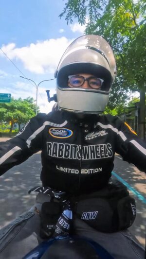 Nabila Putri Instagram - Berangkat dari Trenggalek dengan sendal jepit alpaaaa , karena sepatu sudah resmi pensiun dini terkena hujan berkali-kali. Misi pencarian sepatu baru dimulai. Tapi dunia seperti bilang, ānggak semudah itu, Fergusoā dan aku tetap lanjut jalan dengan sendal jepit gagah berani.
Perjalanan lanjut ke Malang, terus ngegas ke arah Bromo. Di tengah dingin yang nyelekit kayak ditagih cicilan, aku malah sempat melamun muter di jalan yang sama 10 menit penuh. Sampai ada musik random mama yang nyadarin aku buat balik ke jalan yang benar. Terima kasih, mamakk nancy , tanpa sengaja jadi Google Maps versi spiritual.
Solo trip itu lucu, yaā¦
Ini waktuku buat prioritaskan diriku sendiri.
Aku yang mutusin kapan harus berhenti, seberapa kencang mau ngegas, kapan harus belok kiri atau kanan, dan kapan harus berhenti karena⦠ya sendalku hampir copot.
Dan semua keputusan itu, risikonya aku tanggung sendiri.
Nggak ada yang bisa mempertanggung jawabkan kecuali diri sendiri dan cuaca yang memang suka toxic, kirain hubungan doang yg bisa #ehgimana.
Kaos kaki basah berulang kali, menjemur jaket,sepatu, baju, dannnn harga diri, semuanya di angin Bromo yang dramatis tapi indah banget.
Sampai akhirnya Bromo bikin aku berubah haluan,
Yang tadinya niat bangun pagi , jalan pagi lagi ...
Berujung tidur lagi. Nikmat banget.
Kadang yang kita butuhin cuma tidur, bukan motivasi hidup.
Jadiā¦
habis ini kita ke mana lagi?
Karena kayaknya hidupku memang dipandu hujan, angin, dan random kindness dari orang-orang yang aku temui di jalan.