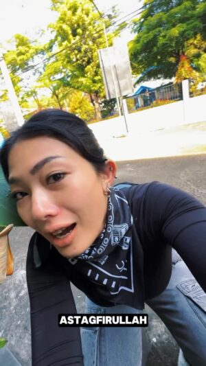 Nabila Putri Instagram - Potongan perjalanan random yang membuktikan kalau kreativitas itu lahir dari⦠keterpaksaan.
Hujaaaaannn takkk henti ? Santai. Alfamart punya plastik. Meskipun akhirnya sepatu basah juga(lagi ) ,tapi setidaknya niat gue kering.
Nyasar kembali sampe Blitar? Bukan sengaja. Itu cuma otak gue ngelamun dan GPS ikut-ikutan pasrah.
mendadak hujan lagi?
Ya sudah, aku peluk nasi Padang sebagai pelarian.
Dalam hati cuma bisa bilang:
āHujan boleh turun tiba-tiba⦠tapi aku tetap jatuhnya ke perjalanan ini. Bukan ke kamu⦠tenang aja.ā Anjay!
Lanjutin ga perjalanan newbieee???