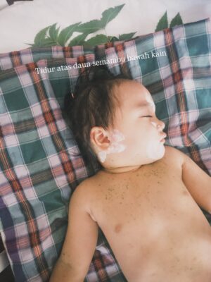 Nadia Aqilah Instagram - Bayu’s chicken pox diaries and my new found love for daun semambu 🥹 Pertama kali jaga orang chicken pox (sama je perangai tak macam sakit pun 😂) but grateful this happens when I’m on my year end break 🥹 

Dah it’s a wrap for Bayu’s chicken pox. 5 days yang macam tabib 😂 Senja pulak some day eh 😌 Take care everyone xxx