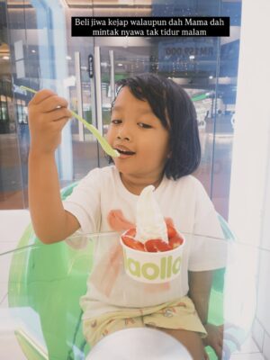 Nadia Aqilah Instagram - Bayu’s chicken pox diaries and my new found love for daun semambu 🥹 Pertama kali jaga orang chicken pox (sama je perangai tak macam sakit pun 😂) but grateful this happens when I’m on my year end break 🥹 

Dah it’s a wrap for Bayu’s chicken pox. 5 days yang macam tabib 😂 Senja pulak some day eh 😌 Take care everyone xxx