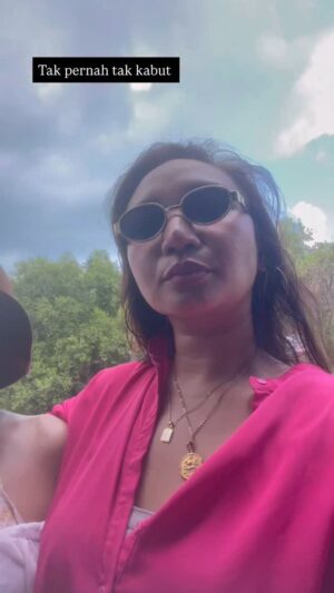 Nadia Aqilah Instagram - Kawan saya yang ni je yang pernah travel sekali tapi kita dah takde duit tapi nak duduk island lama2 jugak pastu sama2 collect payment sana sini and share duit sama2 😂 

Things we have endured together, things we have seen and the strength that we had to pick up because we had no choice. Moment2 kita yang aneh sama sama, and how you just turn it all into comedy 😂 Selamat hari jadi my butterfly, my fellow OG Ampang girl. Saya selalu bangga dengan awak, awak tau kan. Thank you for loving me like you do. 

Sayang awak tau! @kupu_kupu ❤️ makan soon!