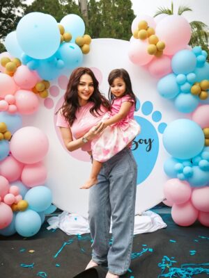 Nadia Brian Instagram - A good life starts with gratitude. YES! ✨🩷
Congratulations adik ku @reifly.brian & @f.yrax 💙👶. Semoga dipermudahkan urusan. 🤲🏻
#NadiaBrian
