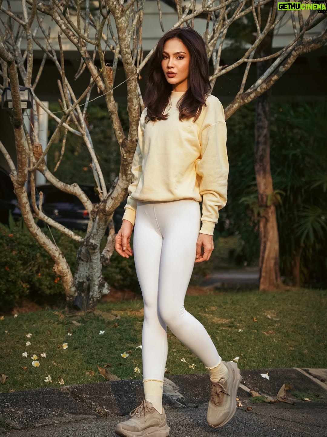 Nadia Brian - 4.2K Likes - Soaking up every bit of sun in the new Candlelight Yellow. This Accolade Crew Neck is the perfect layer for those early morning flows. ☀️✨

@alo @themeliumgroup #AloMalaysia #NadiaBrian