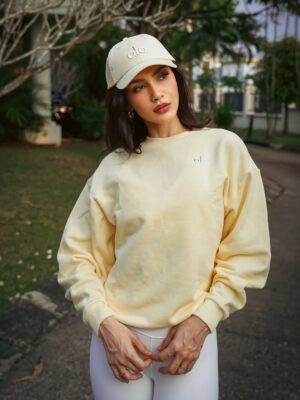 Nadia Brian Instagram - Soaking up every bit of sun in the new Candlelight Yellow. This Accolade Crew Neck is the perfect layer for those early morning flows. ☀️✨
@alo @themeliumgroup #AloMalaysia #NadiaBrian