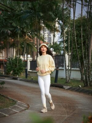 Nadia Brian Instagram - Soaking up every bit of sun in the new Candlelight Yellow. This Accolade Crew Neck is the perfect layer for those early morning flows. ☀️✨
@alo @themeliumgroup #AloMalaysia #NadiaBrian