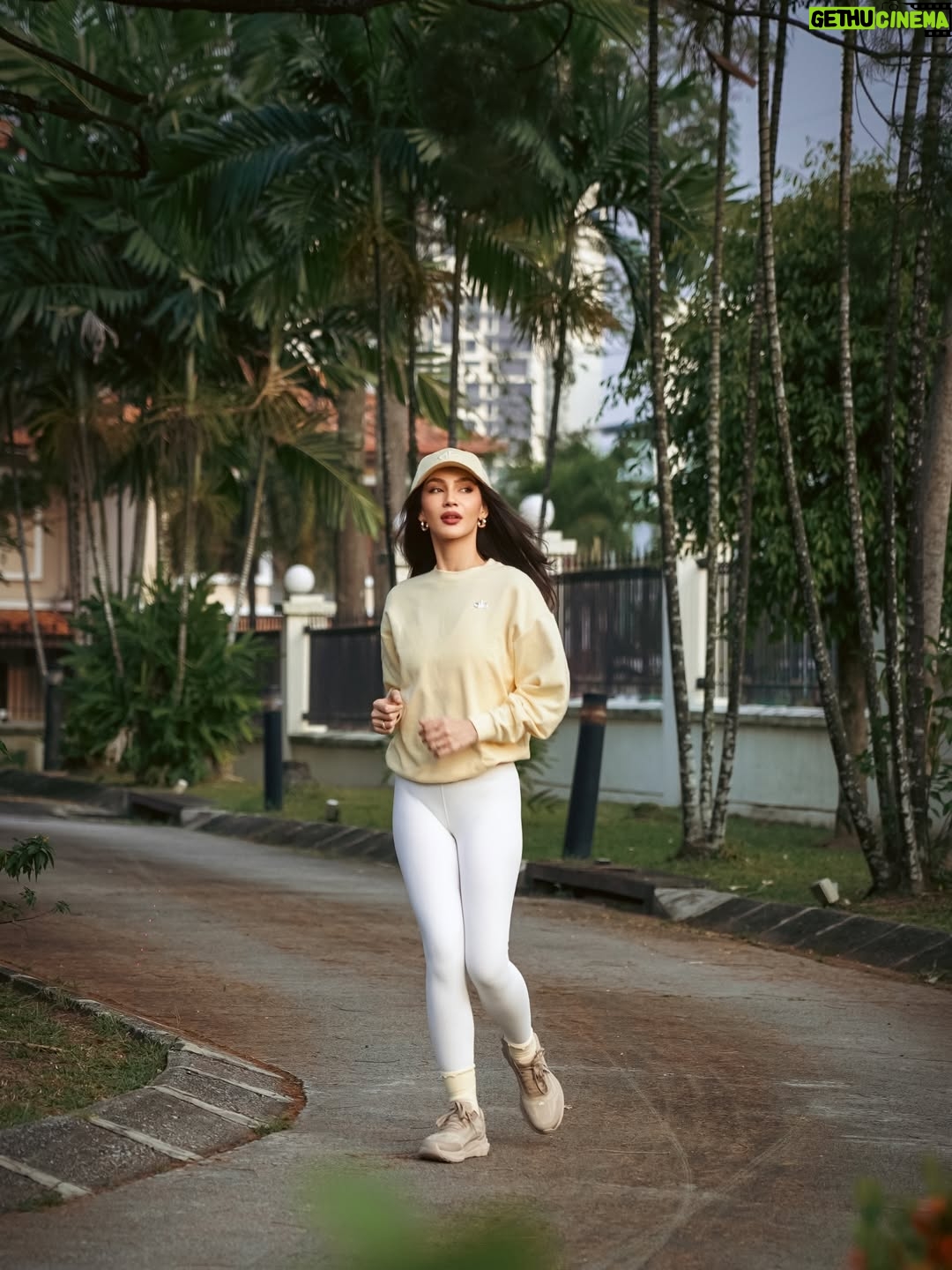 Nadia Brian - 4.2K Likes - Soaking up every bit of sun in the new Candlelight Yellow. This Accolade Crew Neck is the perfect layer for those early morning flows. ☀️✨

@alo @themeliumgroup #AloMalaysia #NadiaBrian