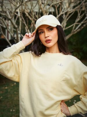 Nadia Brian Instagram - Soaking up every bit of sun in the new Candlelight Yellow. This Accolade Crew Neck is the perfect layer for those early morning flows. ☀️✨
@alo @themeliumgroup #AloMalaysia #NadiaBrian