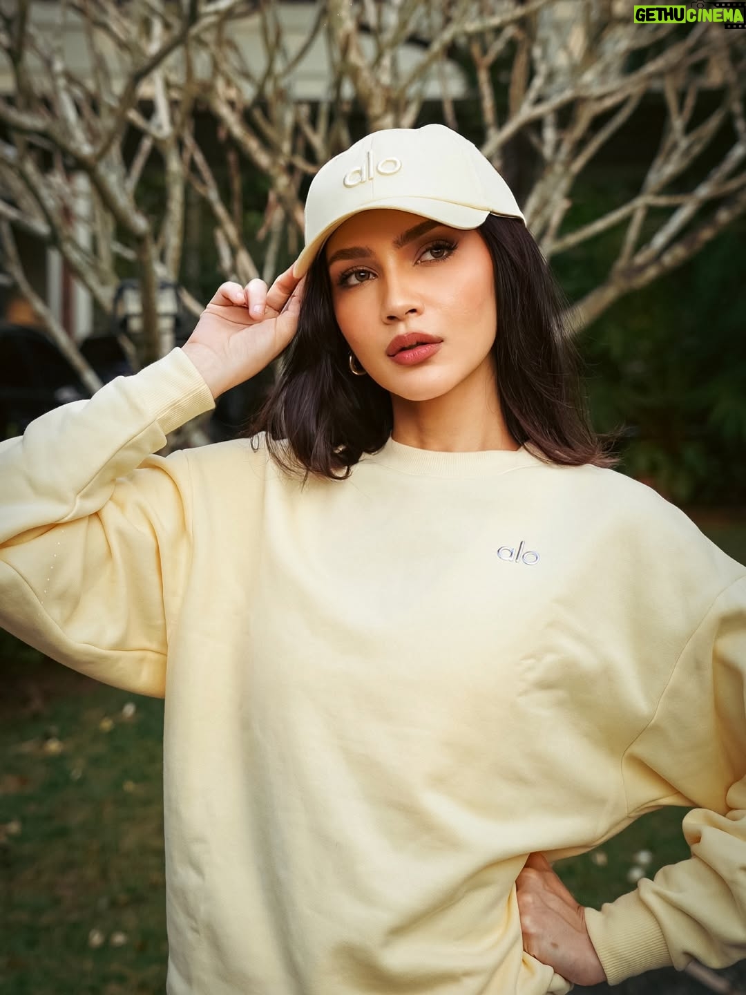 Nadia Brian - 4.2K Likes - Soaking up every bit of sun in the new Candlelight Yellow. This Accolade Crew Neck is the perfect layer for those early morning flows. ☀️✨

@alo @themeliumgroup #AloMalaysia #NadiaBrian