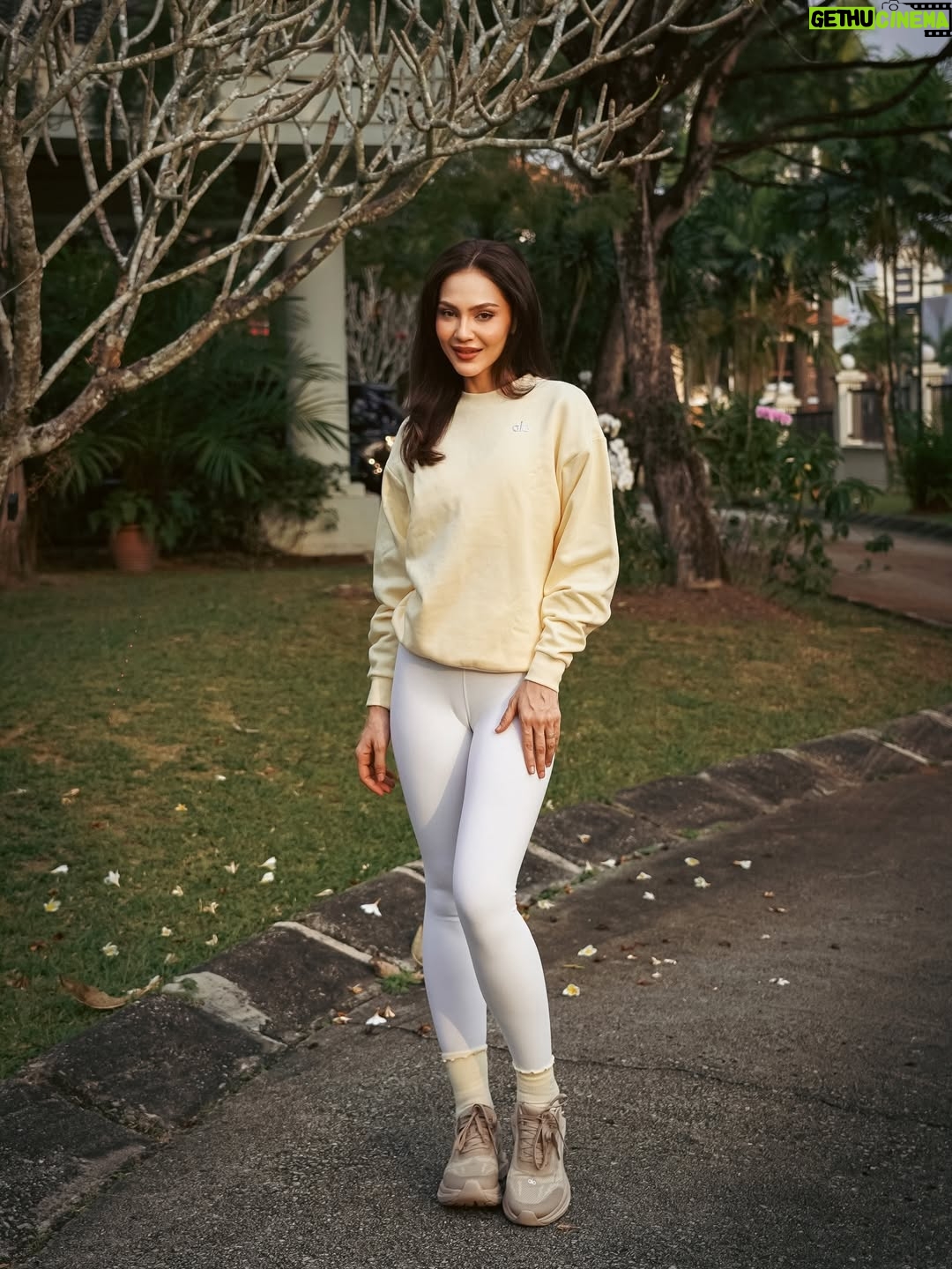 Nadia Brian - 4.2K Likes - Soaking up every bit of sun in the new Candlelight Yellow. This Accolade Crew Neck is the perfect layer for those early morning flows. ☀️✨

@alo @themeliumgroup #AloMalaysia #NadiaBrian