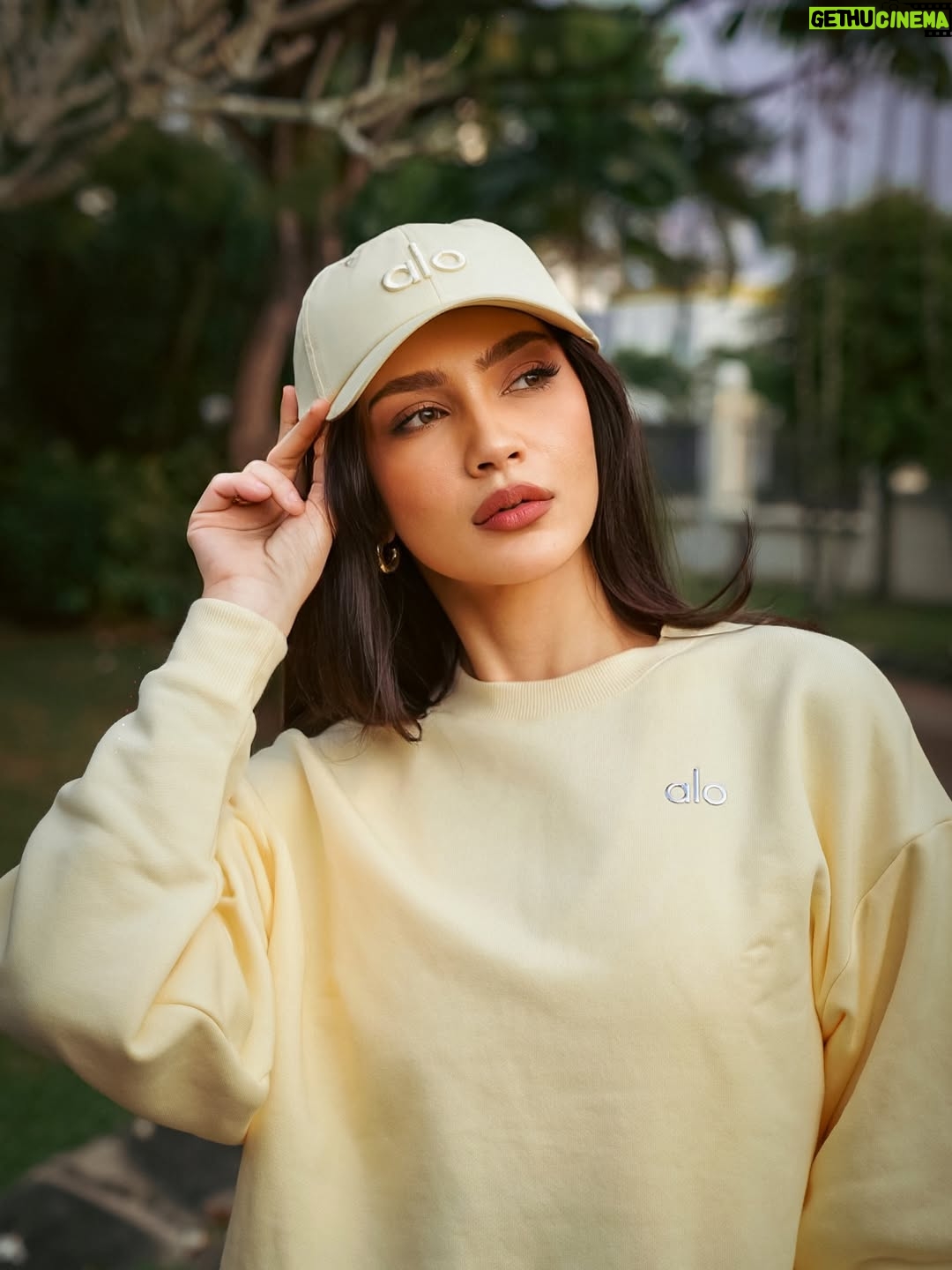 Nadia Brian - 4.2K Likes - Soaking up every bit of sun in the new Candlelight Yellow. This Accolade Crew Neck is the perfect layer for those early morning flows. ☀️✨

@alo @themeliumgroup #AloMalaysia #NadiaBrian
