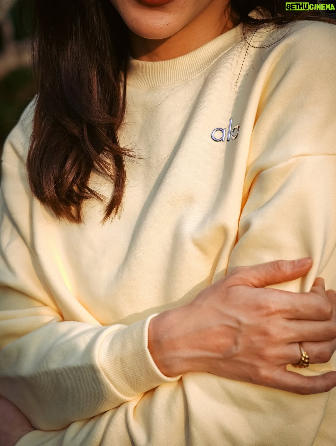 Nadia Brian - 4.2K Likes - Soaking up every bit of sun in the new Candlelight Yellow. This Accolade Crew Neck is the perfect layer for those early morning flows. ☀️✨

@alo @themeliumgroup #AloMalaysia #NadiaBrian