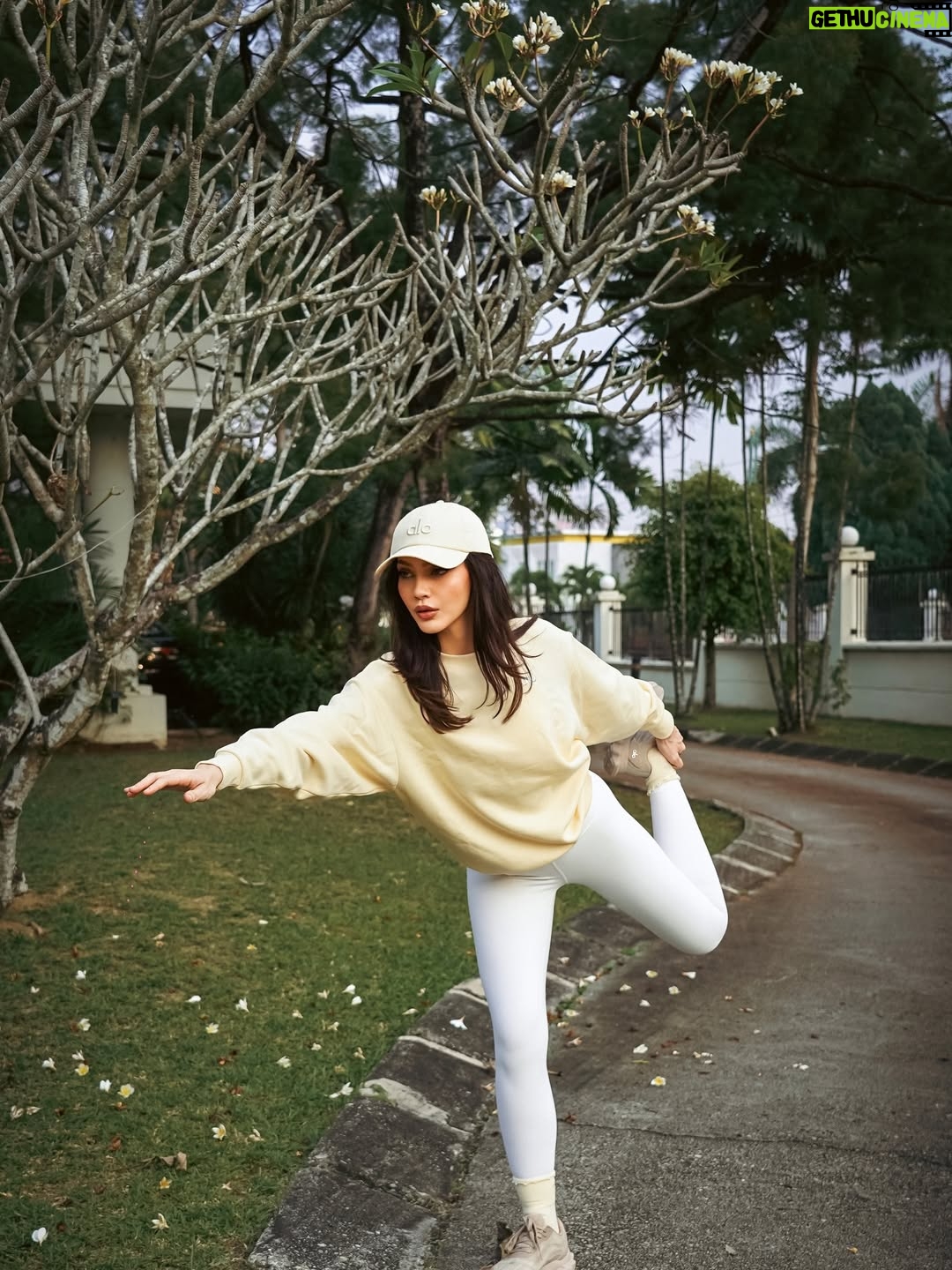 Nadia Brian - 4.2K Likes - Soaking up every bit of sun in the new Candlelight Yellow. This Accolade Crew Neck is the perfect layer for those early morning flows. ☀️✨

@alo @themeliumgroup #AloMalaysia #NadiaBrian