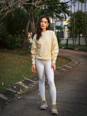 Nadia Brian Instagram - Soaking up every bit of sun in the new Candlelight Yellow. This Accolade Crew Neck is the perfect layer for those early morning flows. ☀️✨
@alo @themeliumgroup #AloMalaysia #NadiaBrian