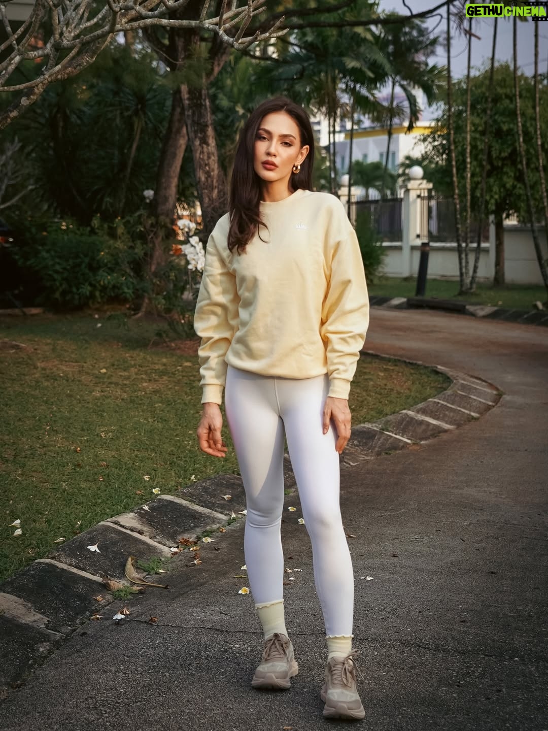 Nadia Brian - 4.2K Likes - Soaking up every bit of sun in the new Candlelight Yellow. This Accolade Crew Neck is the perfect layer for those early morning flows. ☀️✨

@alo @themeliumgroup #AloMalaysia #NadiaBrian