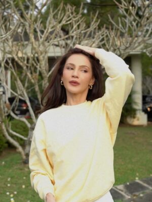 Nadia Brian Instagram - Soaking up every bit of sun in the new Candlelight Yellow. This Accolade Crew Neck is the perfect layer for those early morning flows. ☀️✨
@alo @themeliumgroup #AloMalaysia #NadiaBrian